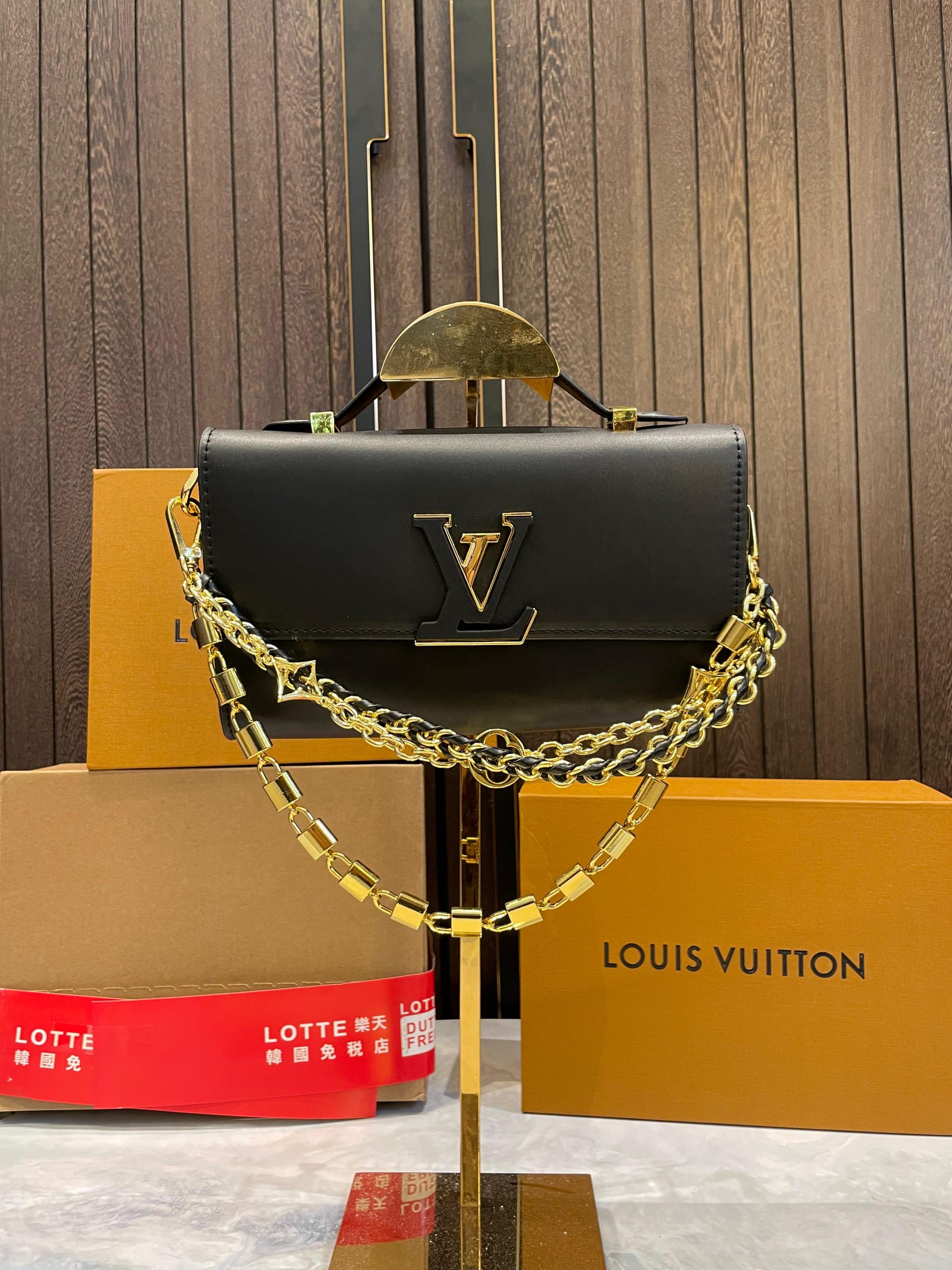 First Copy Louis Vuitton Wallet On Chain Capucines - Image 2