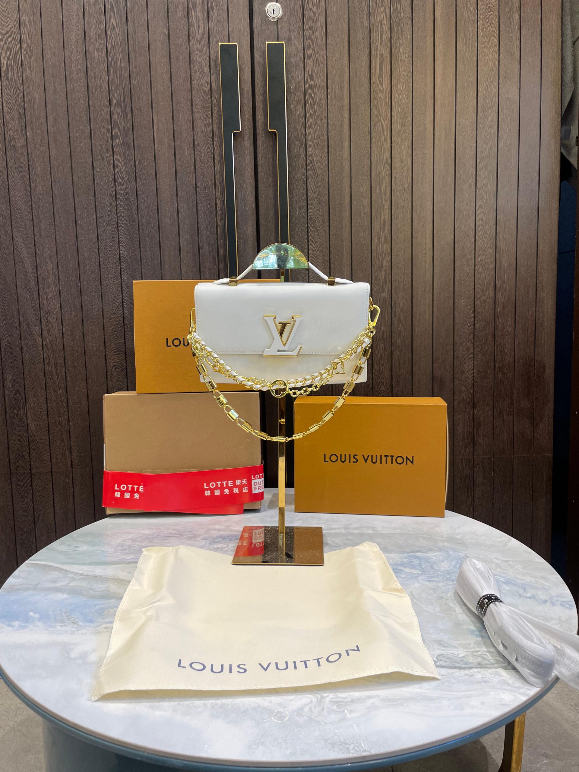 First Copy Louis Vuitton Wallet On Chain Capucines - Image 12