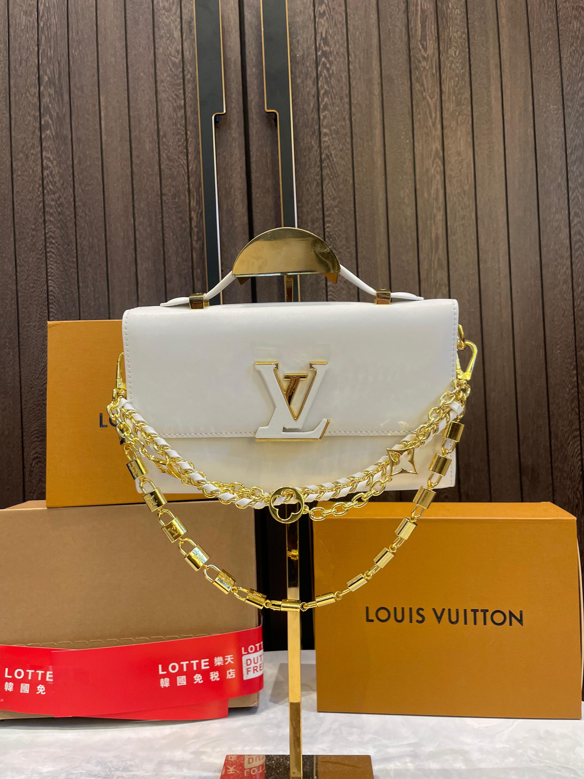 First Copy Louis Vuitton Wallet On Chain Capucines - Image 7